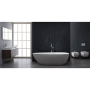 Modernes Badezimmer mit freistehender weißer Mineralguss-Badewanne EAGO AWT StoneArt BS-505, schwarzer Akzentwand, Waschtisch links und großflächiger Fensterfront.