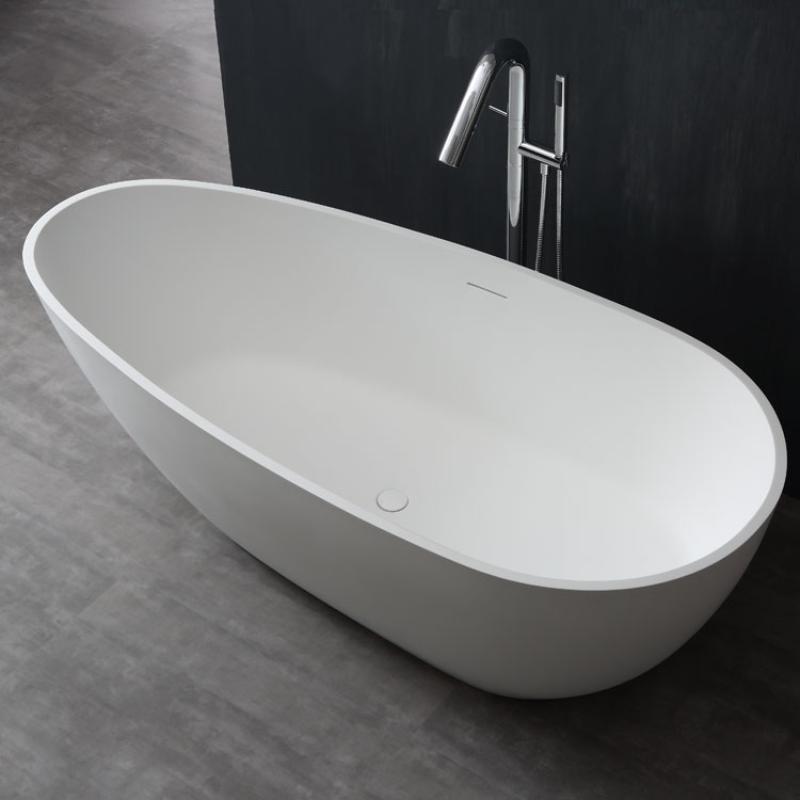Freistehende ovale Mineralguss Badewanne EAGO AWT StoneArt BS-505 in Weiß mit moderner Armatur vor dunkler Wand