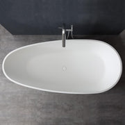Freistehende weiße Mineralguss Badewanne EAGO AWT StoneArt BS-505 mit ovaler Form und Chrom-Armatur in grauem Badezimmer