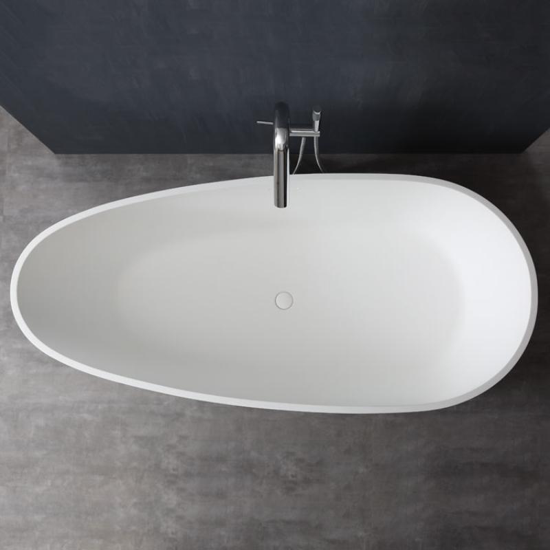 Freistehende weiße Mineralguss Badewanne EAGO AWT StoneArt BS-505 mit ovaler Form und Chrom-Armatur in grauem Badezimmer