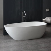 Freistehende EAGO AWT StoneArt BS-505 Mineralguss Badewanne in Weiß mit Armatur und schwarzer Wandverkleidung im modernen Badezimmer