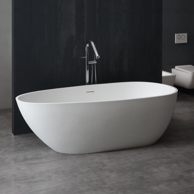 Freistehende EAGO AWT StoneArt BS-505 Mineralguss Badewanne in Weiß mit Armatur und schwarzer Wandverkleidung im modernen Badezimmer