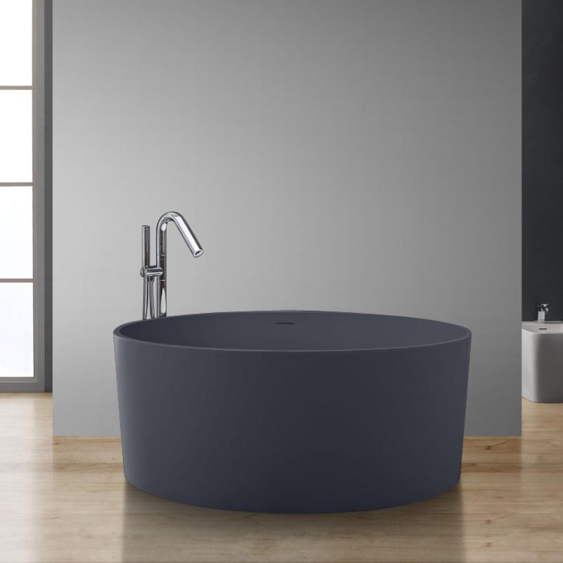 Freistehende rundform Mineralguss Badewanne EAGO AWT StoneArt BS-507 in Anthrazit mit hochglanzpolierter Chromarmatur im modernen Badezimmer