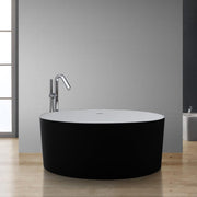 Freistehende schwarze Mineralguss Badewanne EAGO AWT StoneArt BS-507 mit weißem Rand und hochwertiger Chrom-Armatur in modernem Badezimmer
