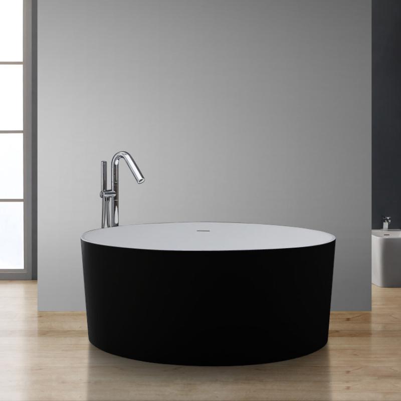 Freistehende schwarze Mineralguss Badewanne EAGO AWT StoneArt BS-507 mit weißem Rand und hochwertiger Chrom-Armatur in modernem Badezimmer