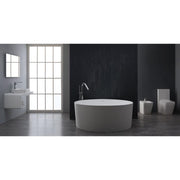 Modernes Badezimmer mit freistehender weißer Mineralguss-Badewanne EAGO AWT StoneArt BS-507, schwarzer Akzentwand, Waschbecken und Toiletten