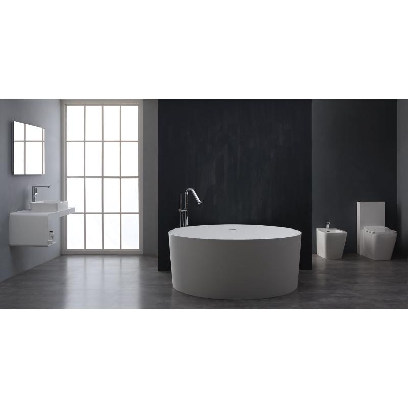 Modernes Badezimmer mit freistehender weißer Mineralguss-Badewanne EAGO AWT StoneArt BS-507, schwarzer Akzentwand, Waschbecken und Toiletten
