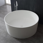 Freistehende runde Mineralguss Badewanne EAGO StoneArt BS-507 in Weiß mit Überlaufgarnitur, vor schwarzer Wand in modernem Badezimmer