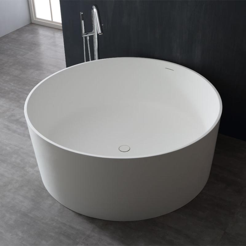 Freistehende runde Mineralguss Badewanne EAGO StoneArt BS-507 in Weiß mit Überlaufgarnitur, vor schwarzer Wand in modernem Badezimmer