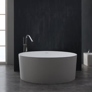 Freistehende EAGO AWT StoneArt BS-507 Mineralguss Badewanne in Weiß mit moderner Armatur in minimalistischem Badezimmer