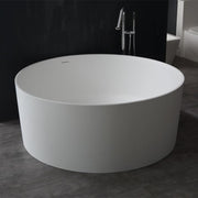 Freistehende runde Mineralguss Badewanne EAGO AWT StoneArt BS-507 in Weiß mit Chrom-Armatur vor schwarzer Wand