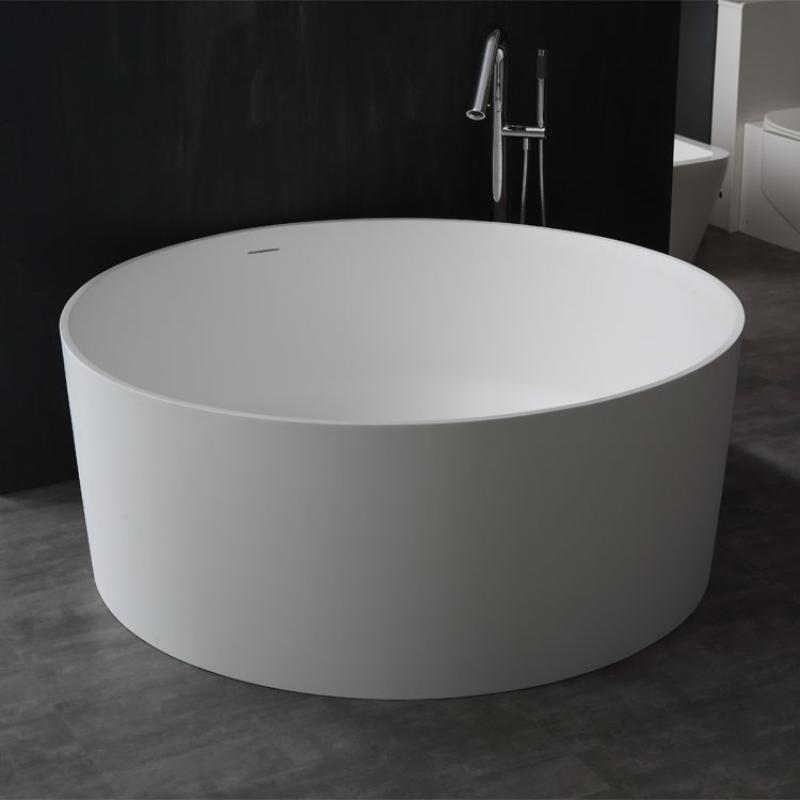 Freistehende runde Mineralguss Badewanne EAGO AWT StoneArt BS-507 in Weiß mit Chrom-Armatur vor schwarzer Wand