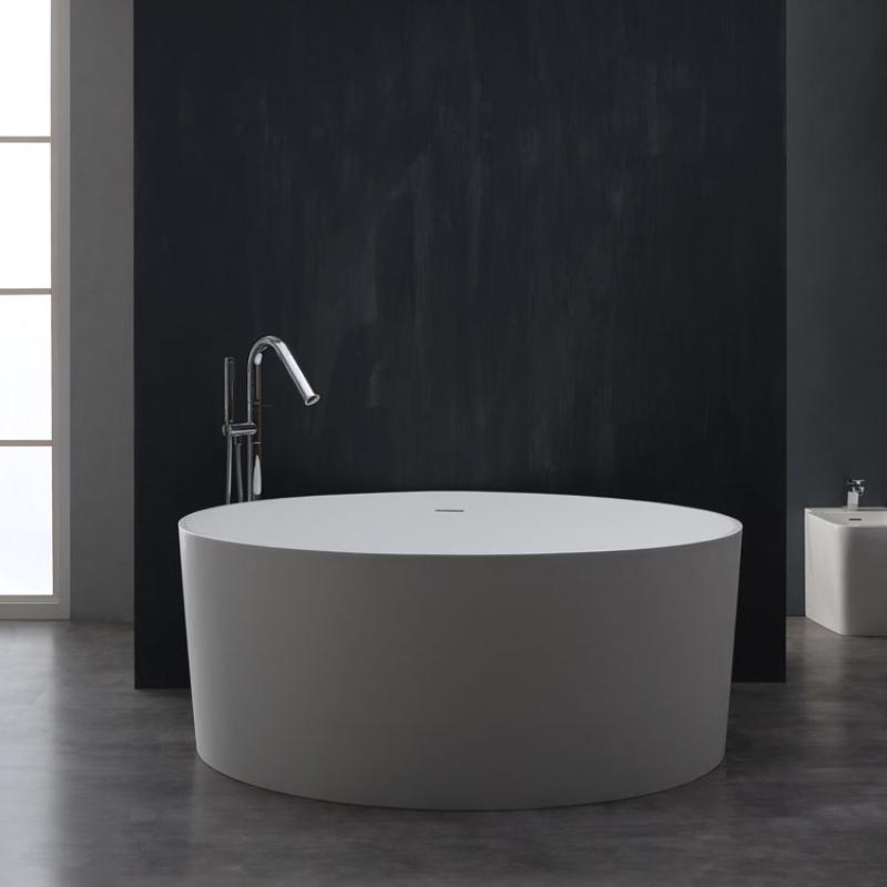 Freistehende Mineralguss Badewanne EAGO AWT StoneArt BS-507 in Weiß mit Standarmatur in modernem Badezimmer vor schwarzer Wand