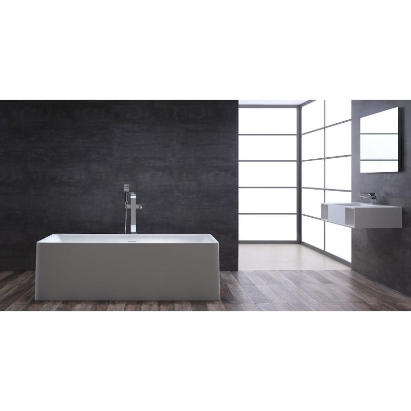 EAGO AWT StoneArt BS-509 freistehende weiße Mineralguss Badewanne in modernem Badezimmer mit schwarzer Wand und Waschtisch