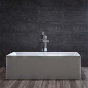 EAGO AWT StoneArt BS-509 freistehende weiße Mineralguss Badewanne mit schwarzer Armatur vor dunkler Wand