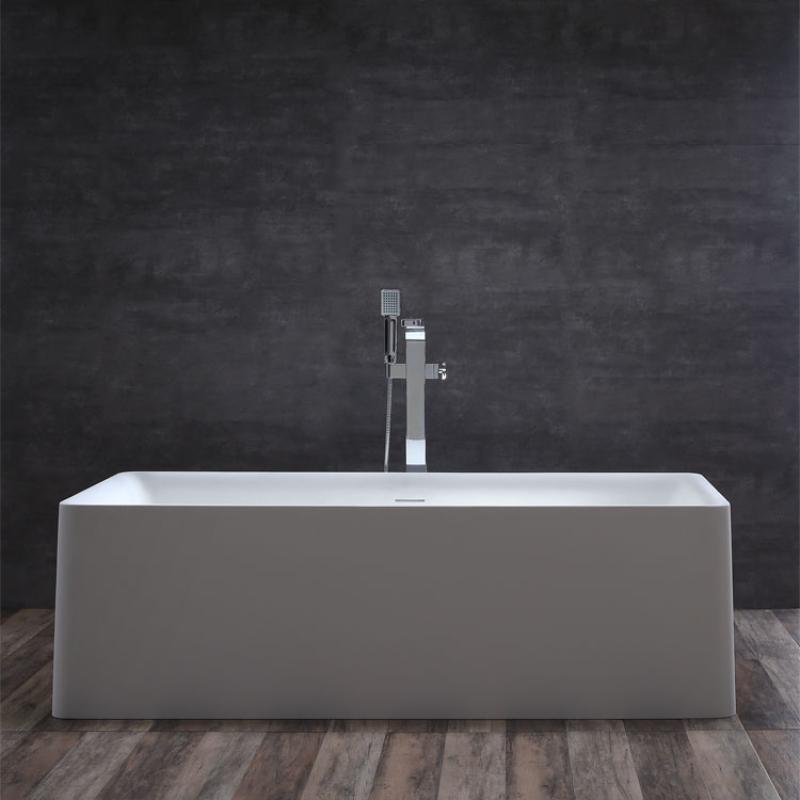 EAGO AWT StoneArt BS-509 freistehende weiße Mineralguss Badewanne mit schwarzer Armatur vor dunkler Wand