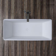 EAGO AWT StoneArt BS-509 freistehende Badewanne in Weiß mit schwarzer Armatur auf Holzoptik-Untergrund, Draufsicht
