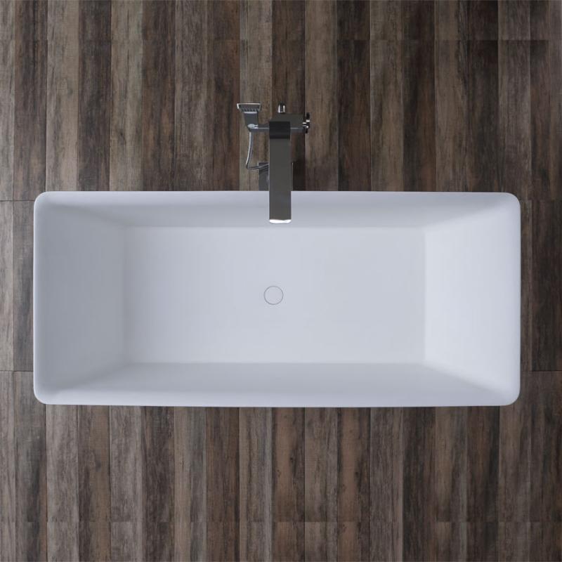 EAGO AWT StoneArt BS-509 freistehende Badewanne in Weiß mit schwarzer Armatur auf Holzoptik-Untergrund, Draufsicht