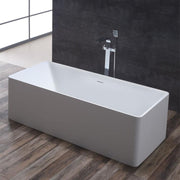 Freistehende weiße Mineralguss Badewanne EAGO AWT StoneArt BS-509 mit moderner Armatur an schwarzer Wand in modernem Badezimmer