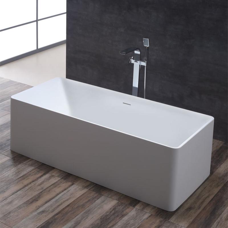 Freistehende weiße Mineralguss Badewanne EAGO AWT StoneArt BS-509 mit moderner Armatur an schwarzer Wand in modernem Badezimmer