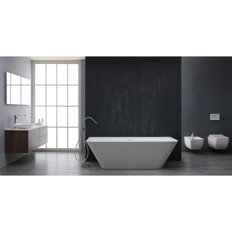 Modernes Badezimmer mit freistehender EAGO AWT StoneArt BS-519 Mineralguss Badewanne in Weiß, Waschtisch, Bidet und schwarzer Akzentwand