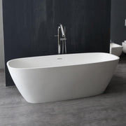 Freistehende Mineralguss Badewanne EAGO AWT StoneArt BS-528 in Weiß mit ovaler Form und Bodenablauf in modernem Badezimmer mit schwarzer Wand und Chromarmatur