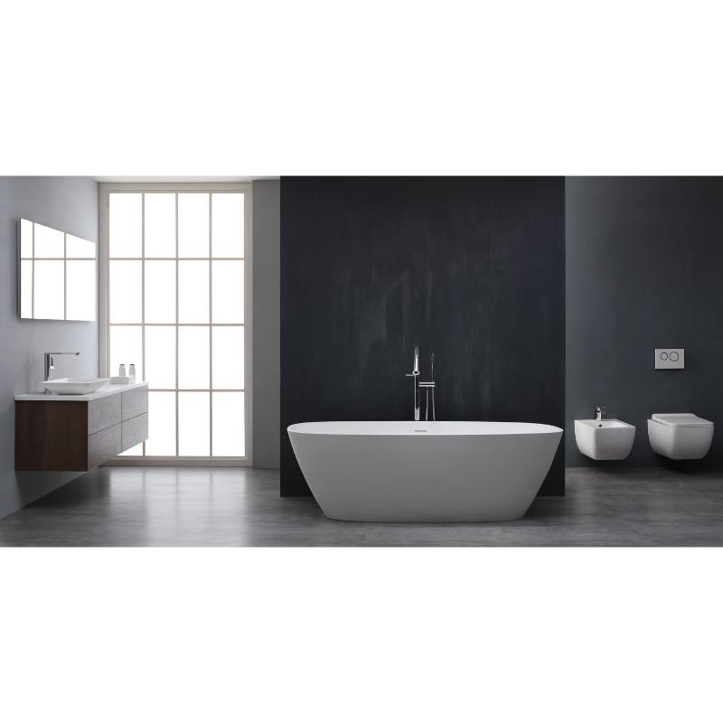 Modernes Badezimmer mit freistehender EAGO AWT StoneArt BS-528 Mineralguss Badewanne in Weiß, schwarzer Akzentwand und Waschtischanlage