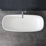 EAGO AWT StoneArt BS-528 Freistehende Mineralguss Badewanne in Weiß mit moderner Armatur, von oben fotografiert