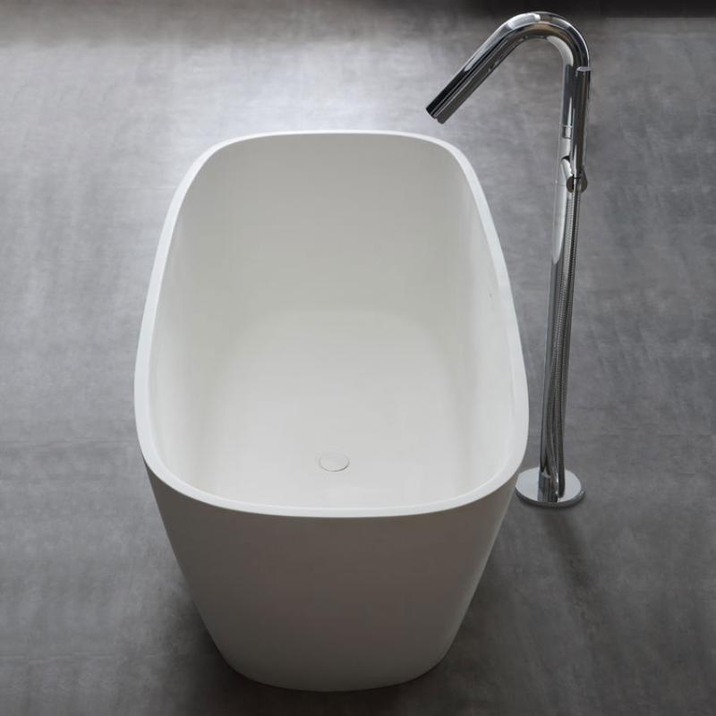 EAGO AWT StoneArt BS-528 freistehende Mineralguss Badewanne in Weiß mit hochwertigem Chrom-Armaturenset auf grauem Fliesenboden