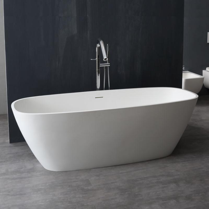 Freistehende ovale Mineralguss Badewanne EAGO AWT StoneArt BS-528 in Weiß mit Standarmatur vor dunkler Wandverkleidung