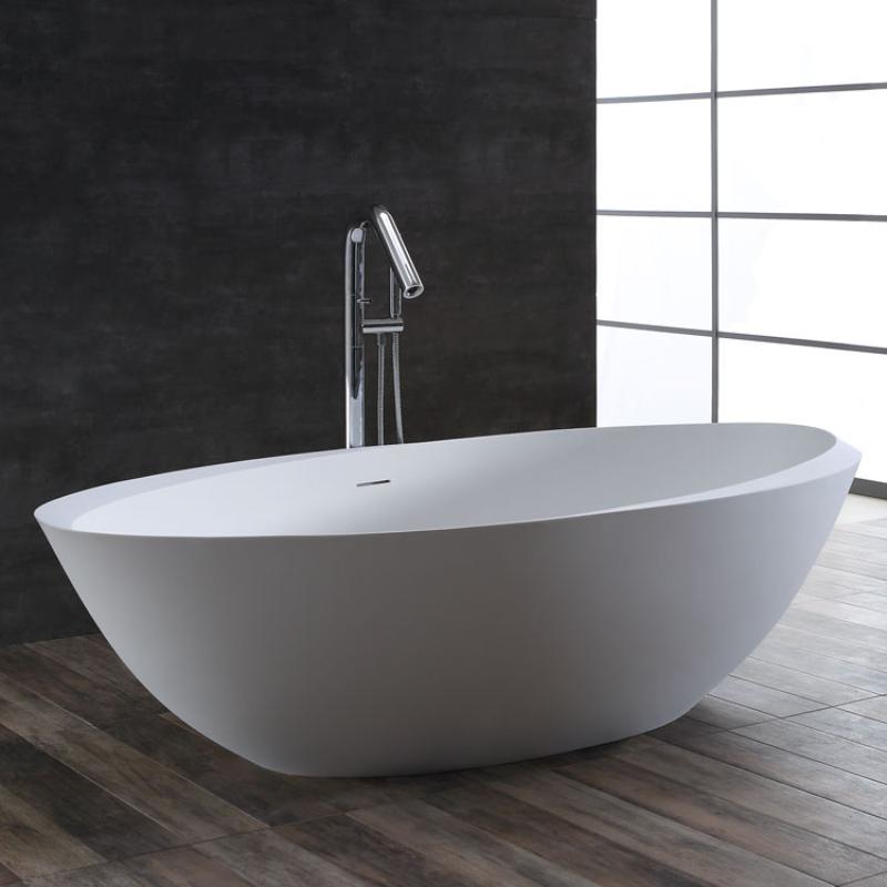 Freistehende weiße Mineralguss Badewanne EAGO AWT StoneArt BS-531 mit ovaler Form in modernem Badezimmer mit schwarzer Wand und Holzboden, dazu Standarmatur in Chrom