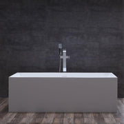 EAGO AWT StoneArt BS-532 freistehende Mineralguss Badewanne in Weiß mit moderner Armatur vor dunkler Wand
