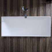 EAGO AWT StoneArt BS-532 weiße Mineralguss Badewanne mit moderner rechteckiger Form und eleganter Armatur, Ansicht von oben auf Holzuntergrund