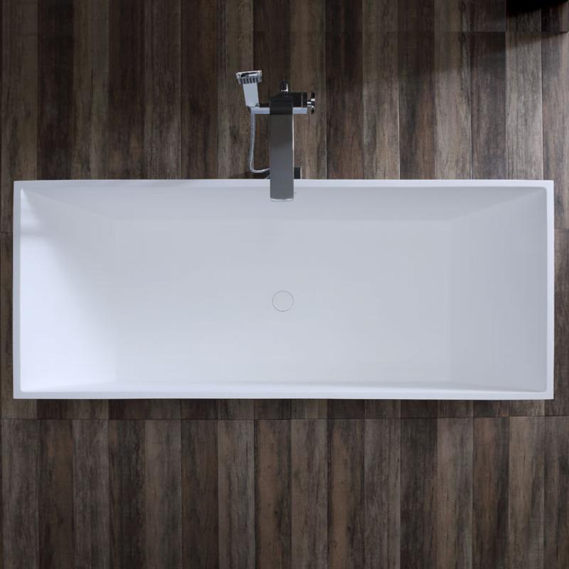 EAGO AWT StoneArt BS-532 weiße Mineralguss Badewanne mit moderner rechteckiger Form und eleganter Armatur, Ansicht von oben auf Holzuntergrund
