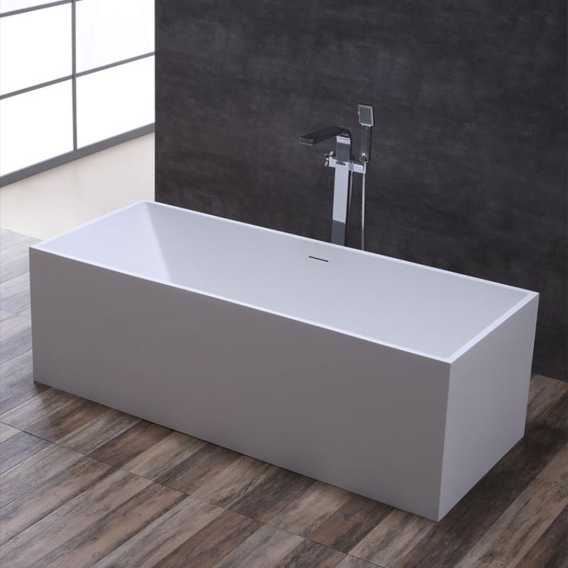 Freistehende weiße Mineralguss Badewanne EAGO AWT StoneArt BS-532 mit schwarzer Standarmatur in modernem Badezimmer mit dunkler Wand und Holzoptik-Boden