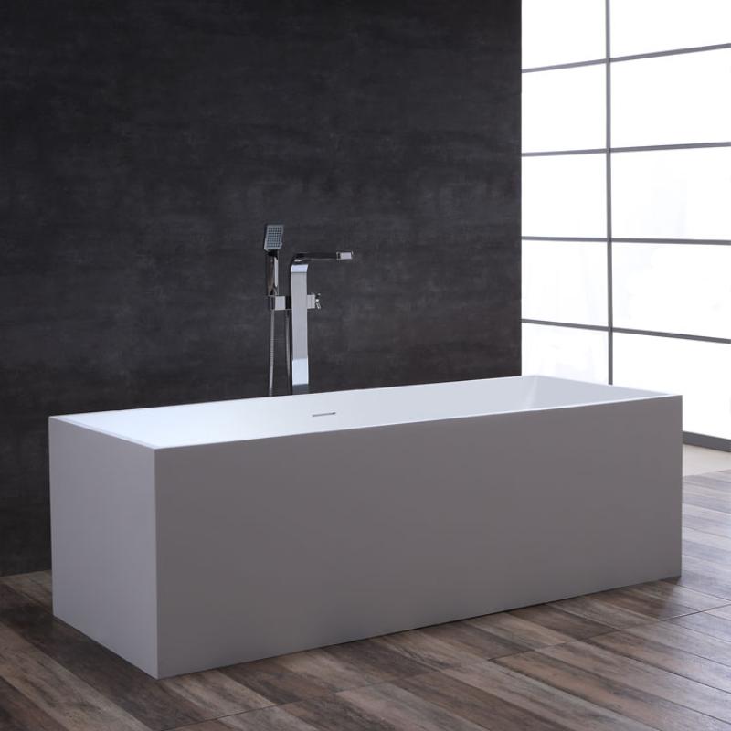 Freistehende weiße Mineralguss Badewanne EAGO AWT StoneArt BS-532 in modernem Badezimmer mit schwarzer Wand und Fenster