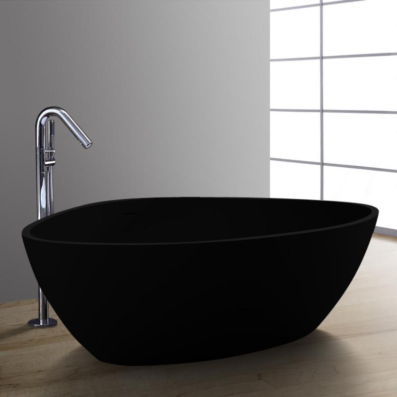 Freistehende schwarze Mineralguss Badewanne EAGO AWT StoneArt BS-533 mit ovaler Form und verchromter Standarmatur vor grauer Wand mit Fenster