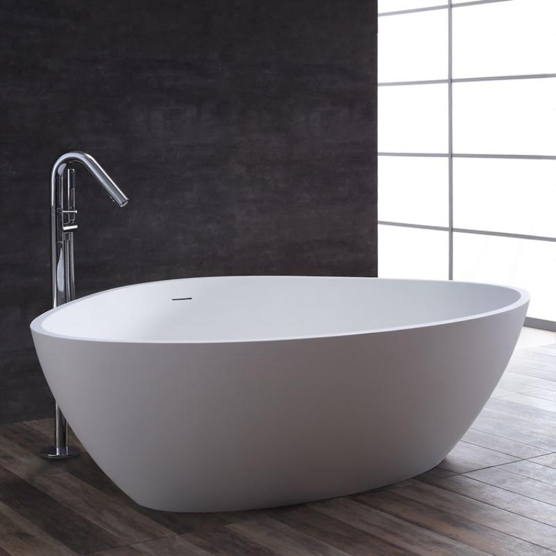 Freistehende Mineralguss Badewanne EAGO AWT StoneArt BS-533 in Weiß mit eleganter Armatur in modernem Badezimmer