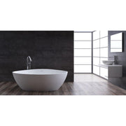 Modernes Badezimmer mit freistehender weißer Mineralguss Badewanne EAGO AWT StoneArt BS-533, schwarzer Wandverkleidung und minimalistischer Einrichtung