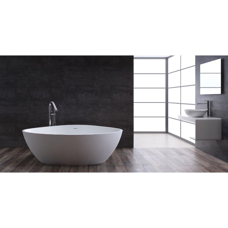 Modernes Badezimmer mit freistehender weißer Mineralguss Badewanne EAGO AWT StoneArt BS-533, schwarzer Wandverkleidung und minimalistischer Einrichtung