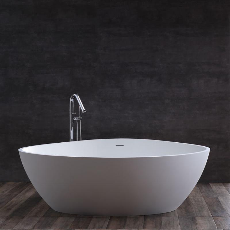 Weiße freistehende Mineralguss Badewanne EAGO AWT StoneArt BS-533 mit ovaler Form und Standarmatur vor dunkler Backsteinwand