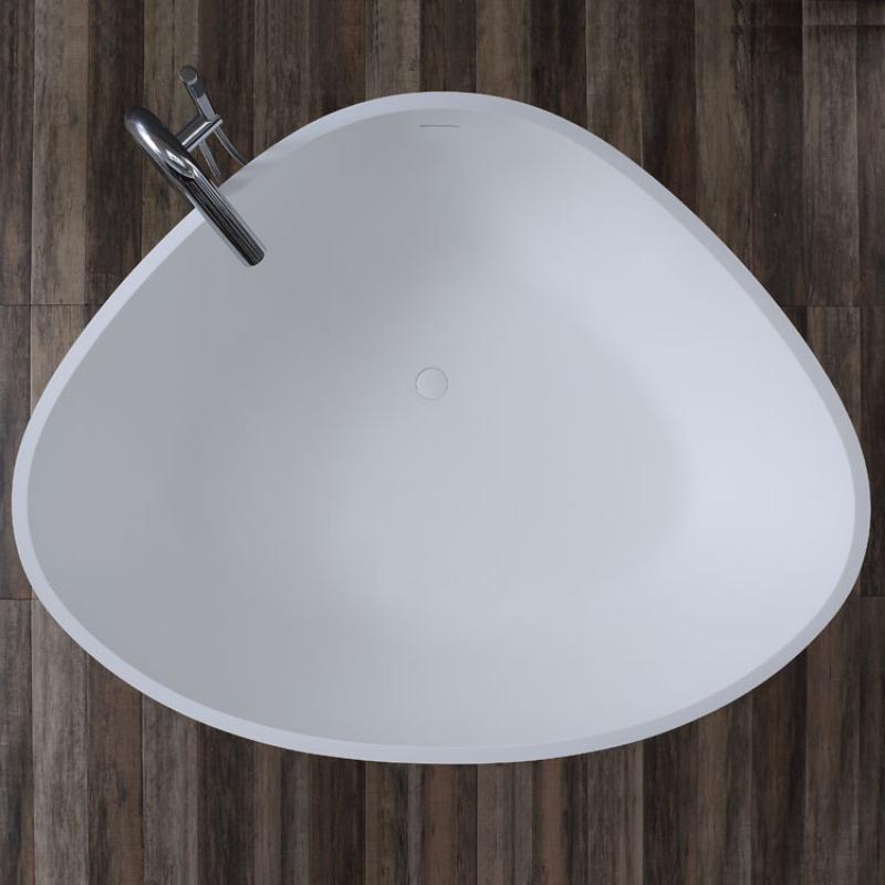 Freistehende weiße Mineralguss Badewanne EAGO AWT StoneArt BS-533 von oben, ovale Form mit Armatur, auf dunklem Holzboden
