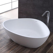 Freistehende weiße Mineralguss Badewanne EAGO BS-533 in modernem Badezimmer mit schwarzer Wand und Holzboden