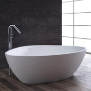 Freistehende ovale Mineralguss Badewanne EAGO AWT StoneArt BS-533 in Weiß mit silberner Standarmatur vor schwarzer Wand und Holzboden