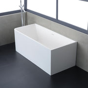 Freistehende weiße Mineralguss Badewanne EAGO AWT StoneArt BS-534 in modernem Badezimmer mit schwarzem Boden und grauer Wandverkleidung