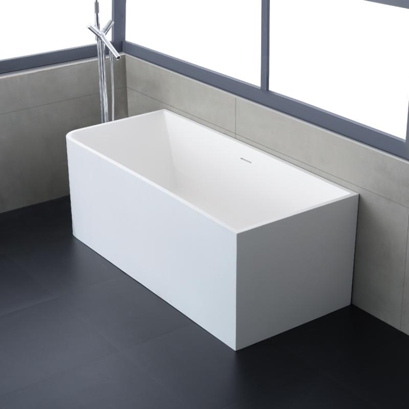 Freistehende weiße Mineralguss Badewanne EAGO AWT StoneArt BS-534 in modernem Badezimmer mit schwarzem Boden und grauer Wandverkleidung