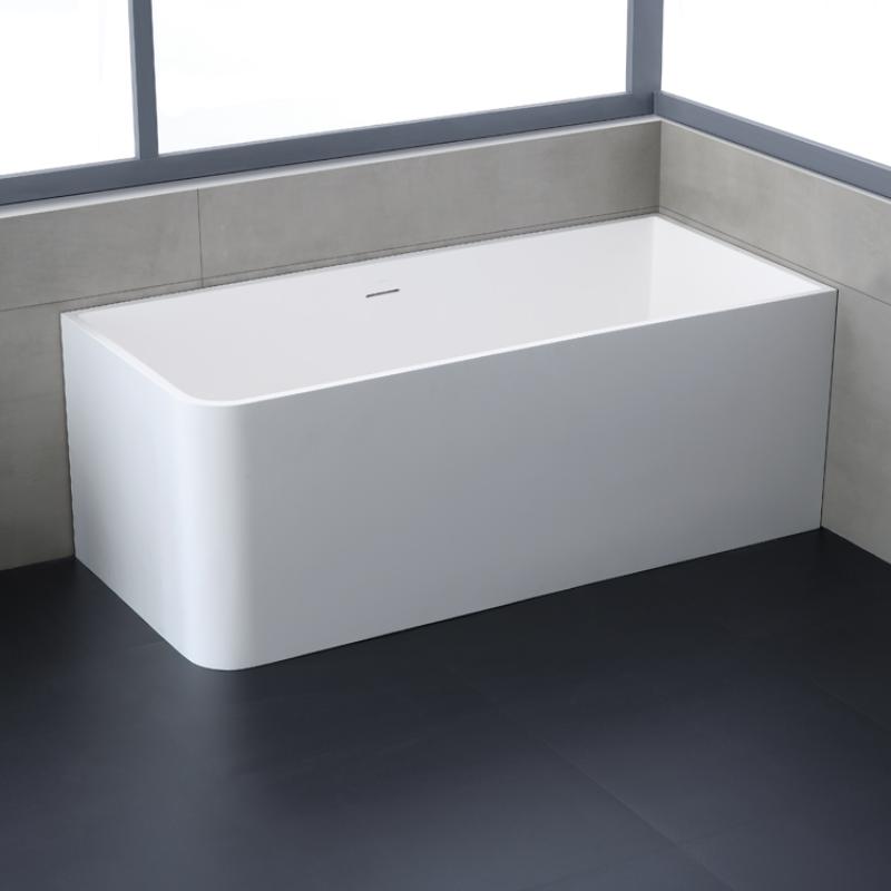 Freistehende weiße Mineralguss Badewanne EAGO AWT StoneArt BS-534 mit abgerundeten Ecken in modernem Badezimmer mit Fenster und dunklem Boden