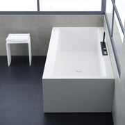 Freistehende weiße Mineralguss Badewanne EAGO AWT StoneArt BS-535 mit modernem Design im Badezimmer, daneben ein weißer Hocker