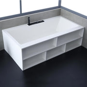 Freistehende weiße Mineralguss Badewanne EAGO AWT StoneArt BS-535 mit integriertem Stauraum und moderner schwarzer Armatur in minimalistischer Badezimmerumgebung