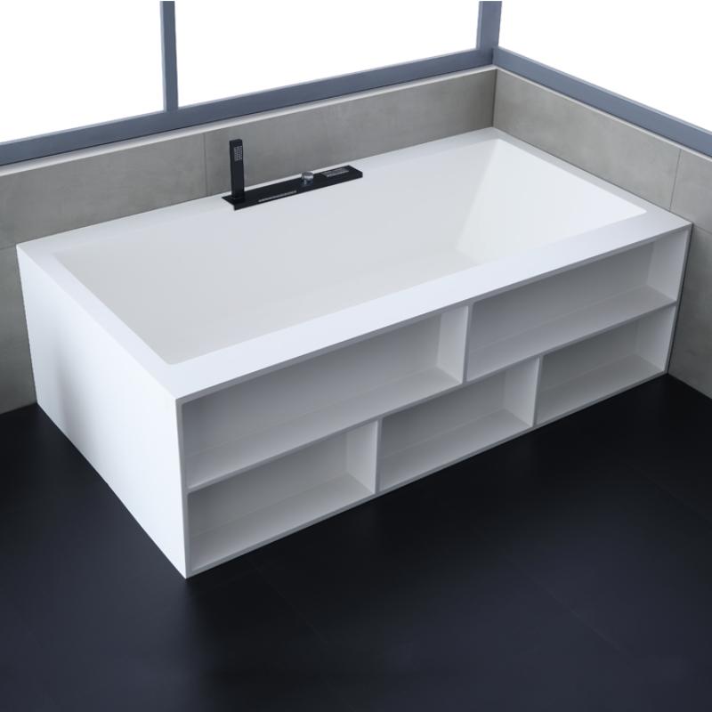 Freistehende weiße Mineralguss Badewanne EAGO AWT StoneArt BS-535 mit integriertem Stauraum und moderner schwarzer Armatur in minimalistischer Badezimmerumgebung